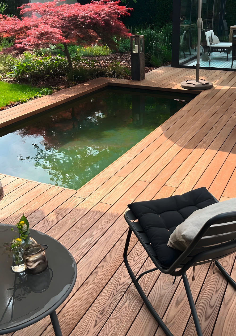 Terrasse & Pooleinfassung aus Thermo-Esche